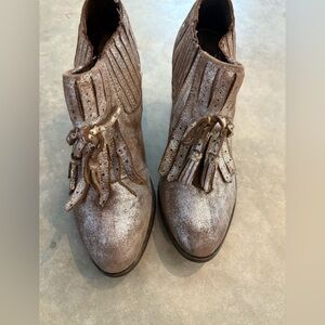 Women’s Seychelles metallic leather tassels heeled bootie size 9